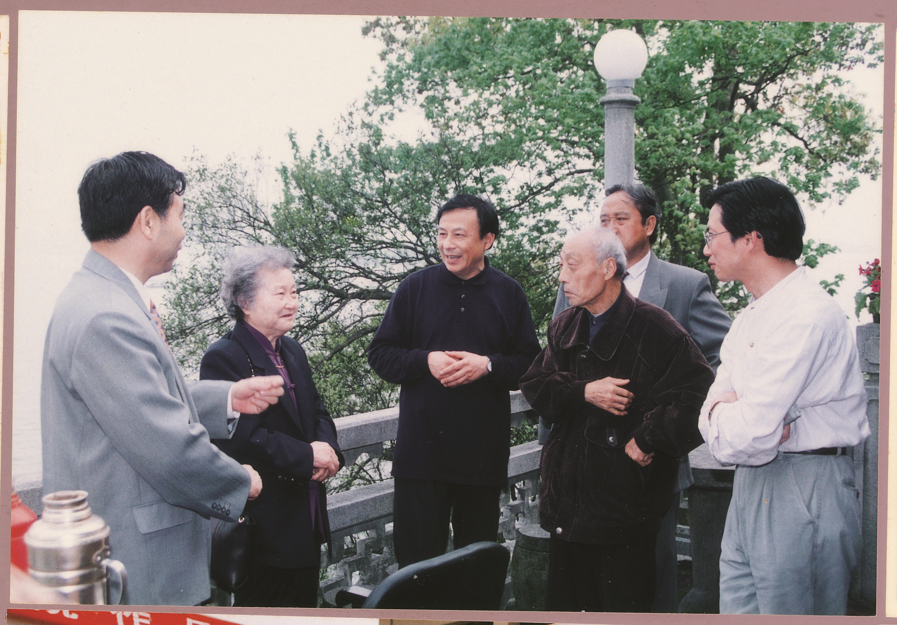 陆秀竞与李可染夫人邹佩珠在西泠书画院交流