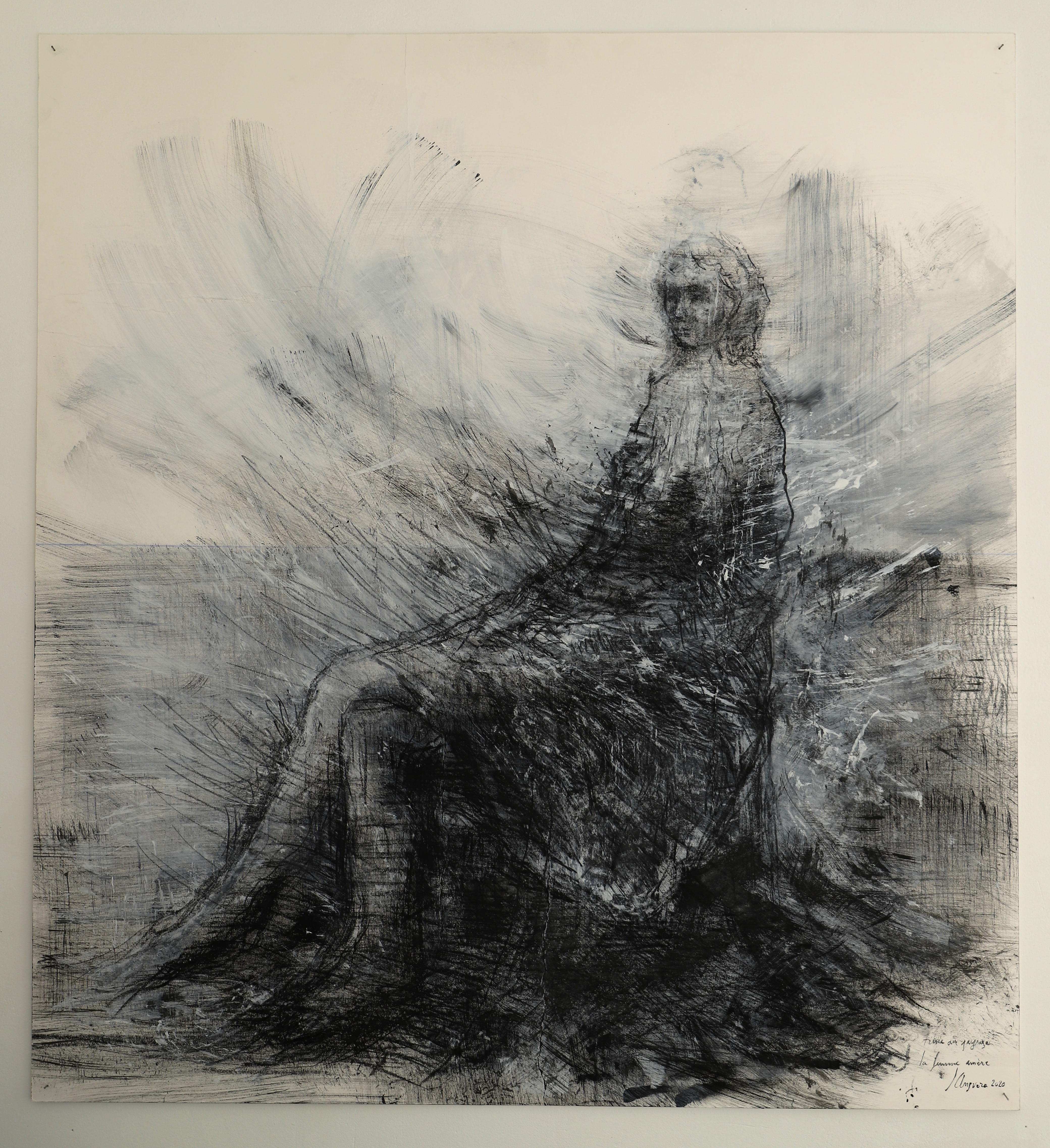 Femme assise tissée au paysage（与风景相织的静坐女子
）