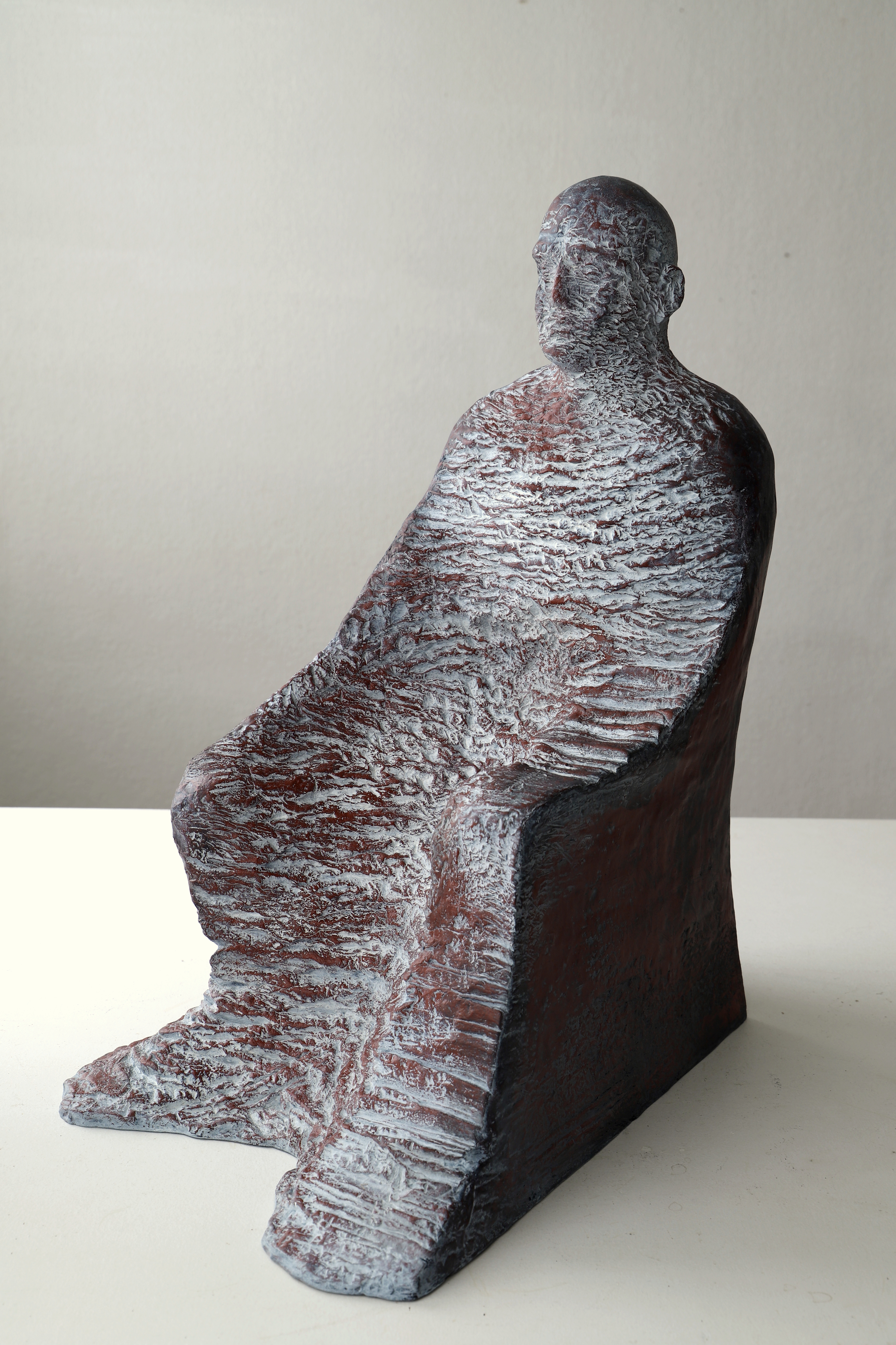 Passage devant l'homme assis （经过坐者
）